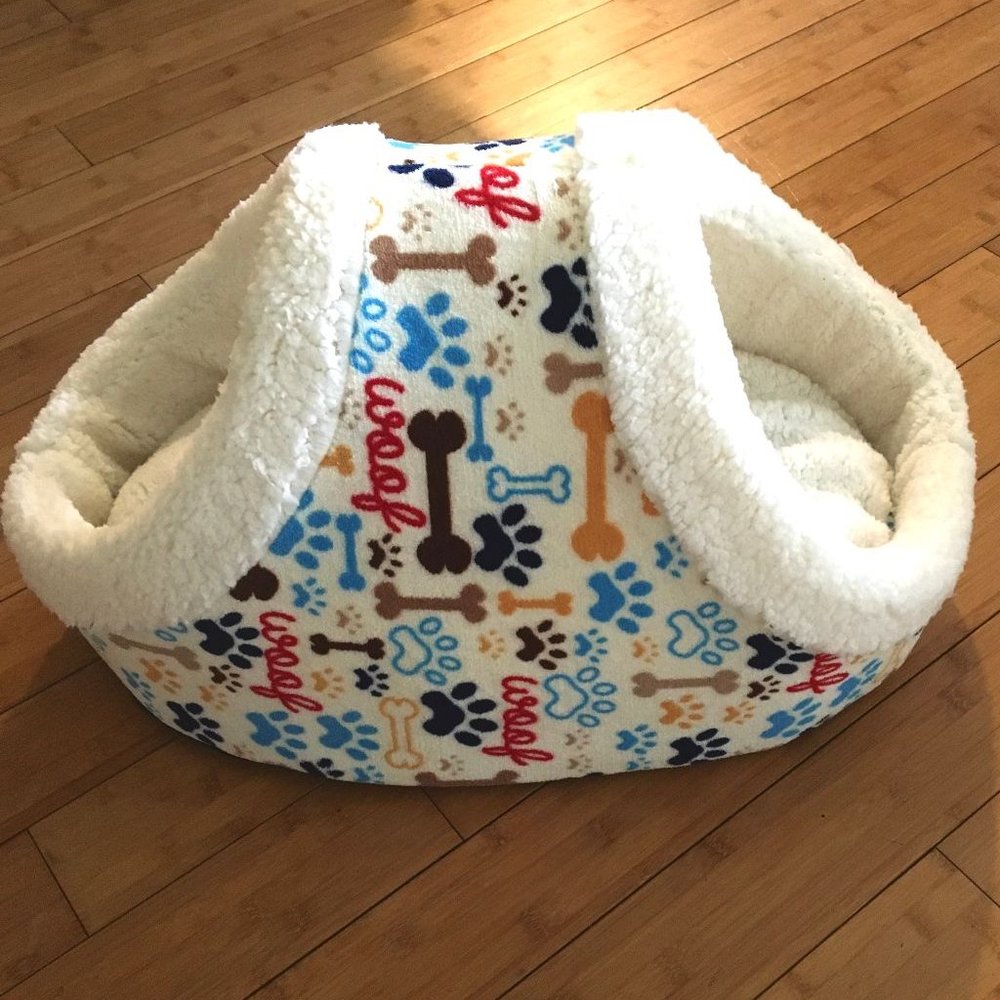 NWOT PLUSH HOODED DOG OR CAT BED